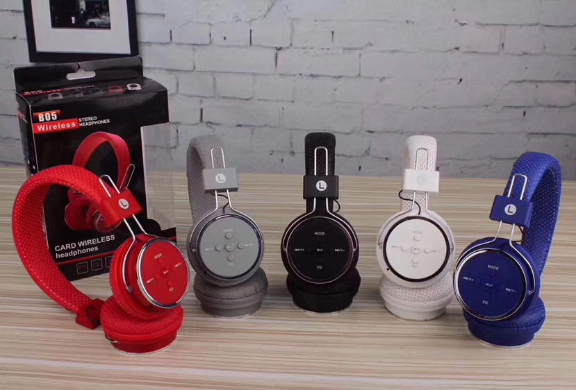 B05 over-ear Bluetooth headphones, with TF headphones inserted, featuring radio, a best-selling Bluetooth sports headphones, and earplugs