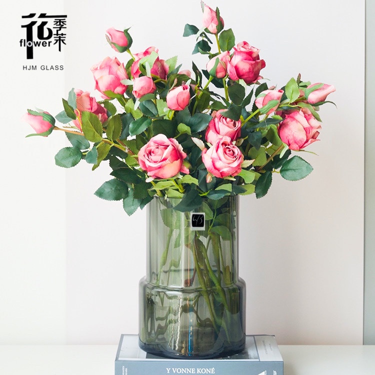 Modern and simple vertical striped transparent glass vase, large-mouthed flower vase, lucky bamboo, lily, fresh flowers, living room decoration Application Scenario