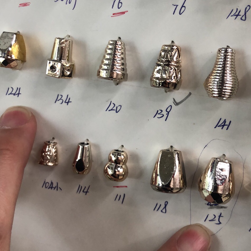 饰品鞋材/ABS塑料鞋铆钉/透明肩带/文胸海绵插片/拧珠子螺纹钉的机器产品图