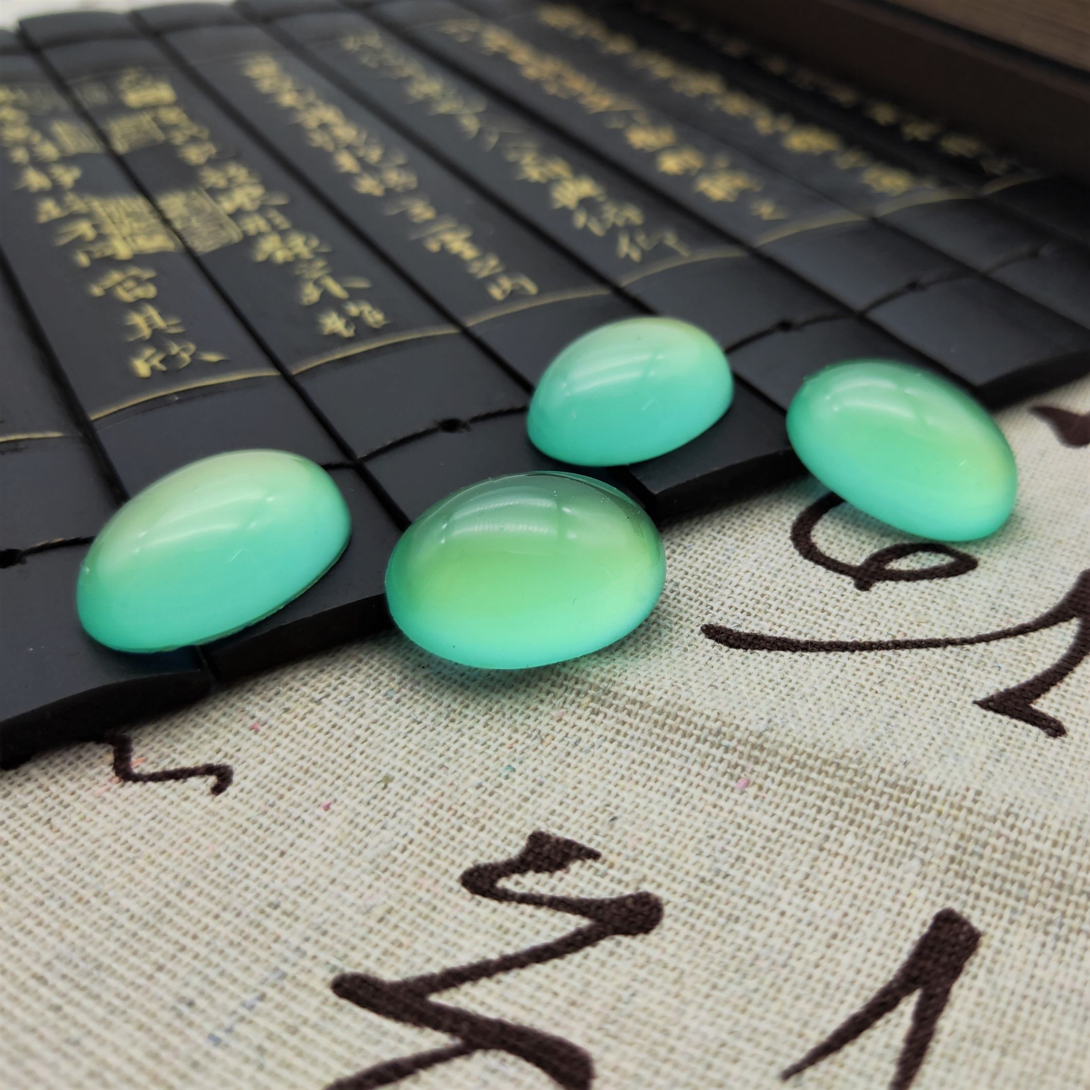 Large resin glossy oval-shaped light-sensitive cat's eye ring face diy step hairpin inlay material diy decoration Application Scenario