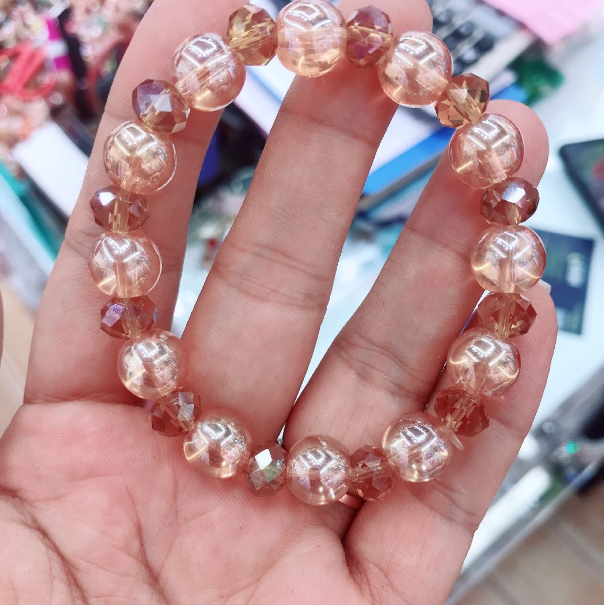 Amber bracelet and coffee-colored fashionable, versatile and trendy gift recommendations