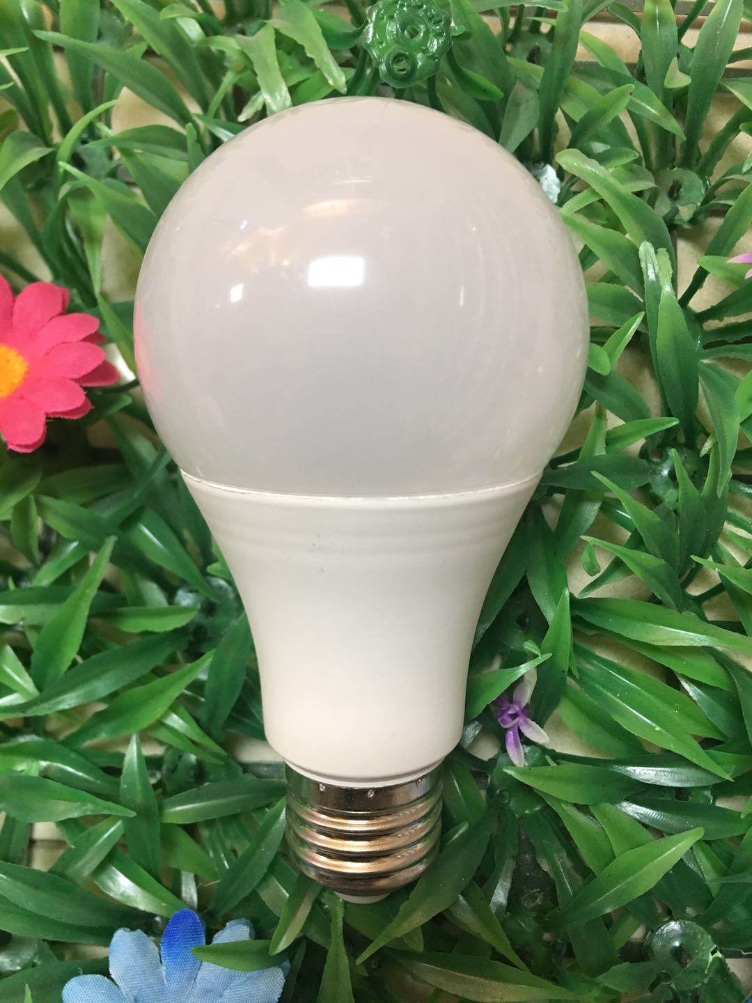 Led Household Energy-Saving Light Bulb Screw Bulb Plastic Coated Aluminum A Bubble 9W details Picture