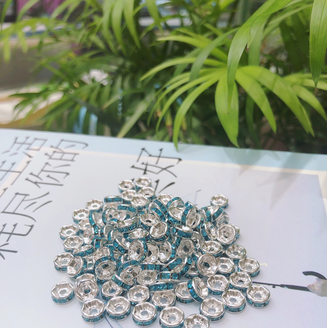 6mm straight edge diamond ring: Common colors: bright red, AB, seven-color, lake blue, royal blue, black, light green; Special colors: light pink Item Picture