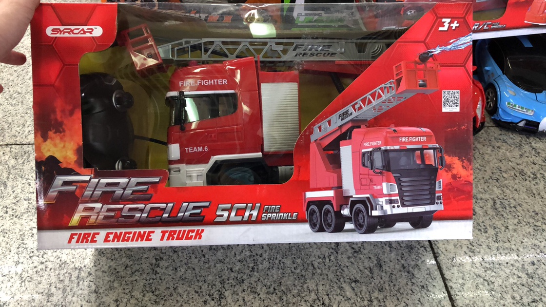 Remote control water spraying fire truck 5 belt water spraying remote control car