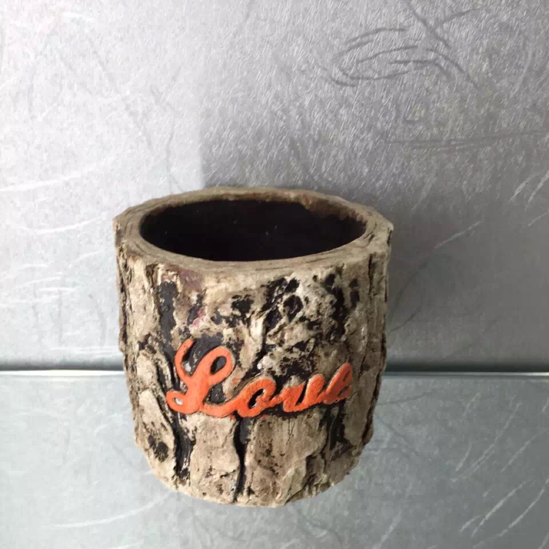 The old succulent pot made of imitation raw wood cement with bark patterns and letters is a popular flowerpot for home gardening. It is a classic and best-selling tree head pattern flowerpot