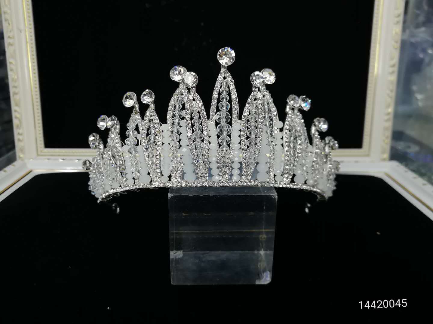Alloy and handcrafted half-crown exquisite style in stock details Picture