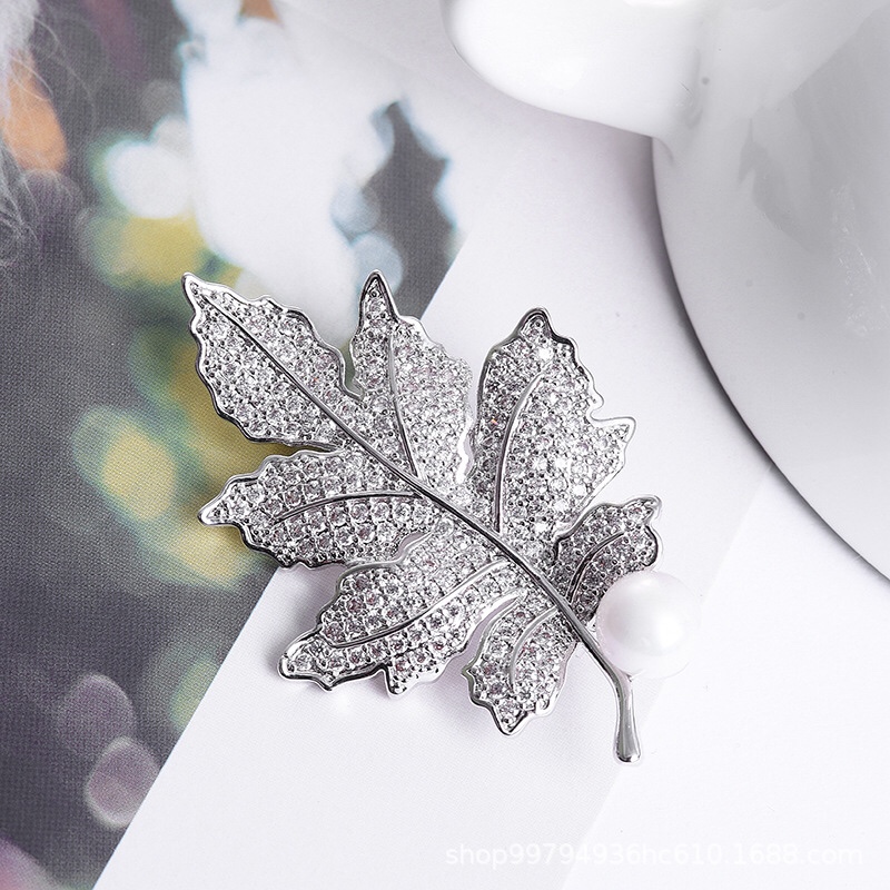 New forest-themed maple leaf-shaped trendy brooch, Japanese and Korean fashion accessories Specification image