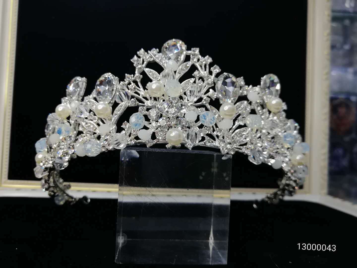 Alloy and handcrafted semi-crown grand style details Picture