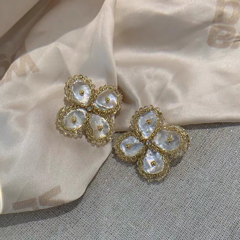 Light luxury and retro style, natural freshwater petal pearl earrings, women's ear fashion bestseller, stud simple and cold style