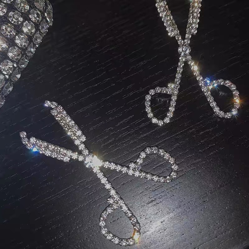 New design sense diamond-encrusted super sparkling scissor earrings, simple and fashionable, best-selling personalized long stud earrings, trendy for women