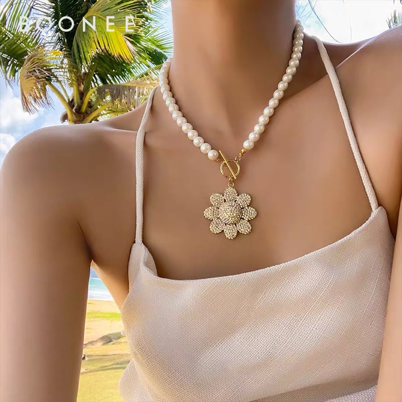 This unique and distinctive pearl OT pendant necklace is adorned with diamonds and sunflowers. It's an exaggerated and trendy necklace for women details Picture