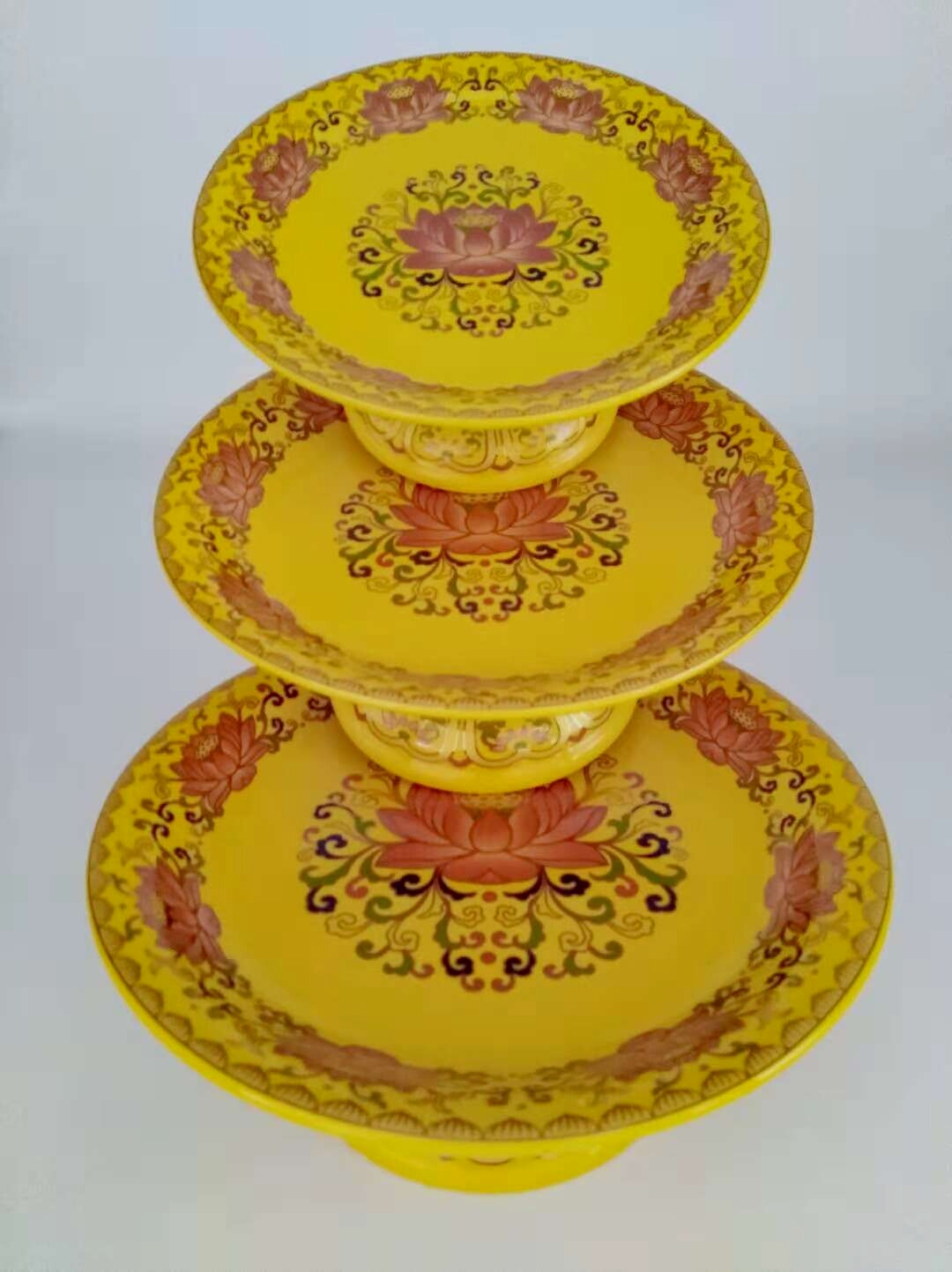 Auspicious Buddhist ornament: Yellow lotus fruit plate details Picture