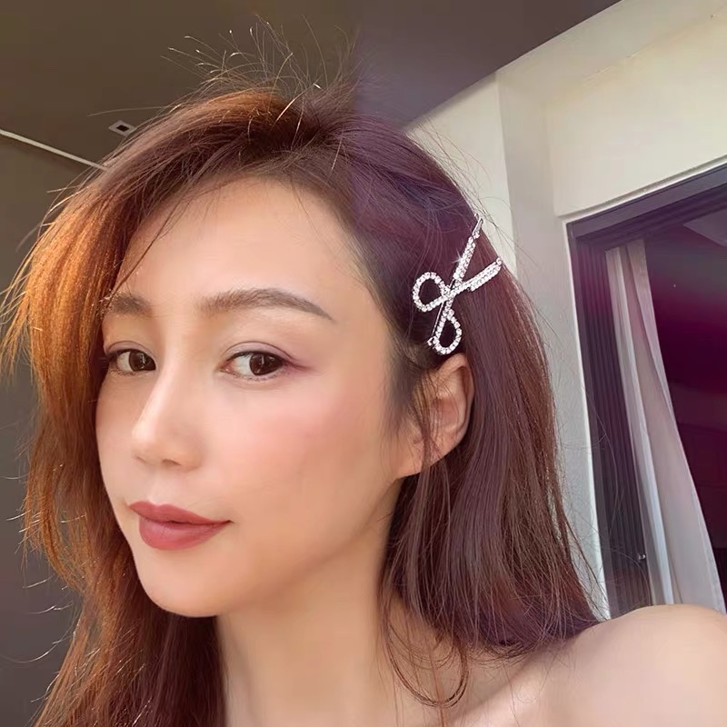 Creative design sense, handcrafted diamond-encrusted scissors hairpins, elegant ins side clip headwear, hairpins, feminine fashion Application Scenario