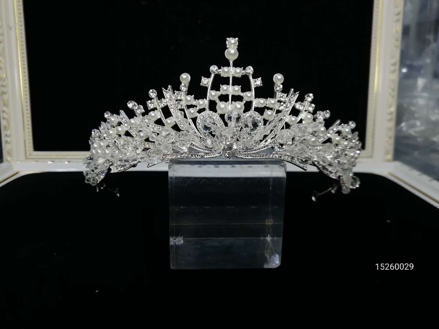A best-selling alloy and handcrafted half-crown exquisite style