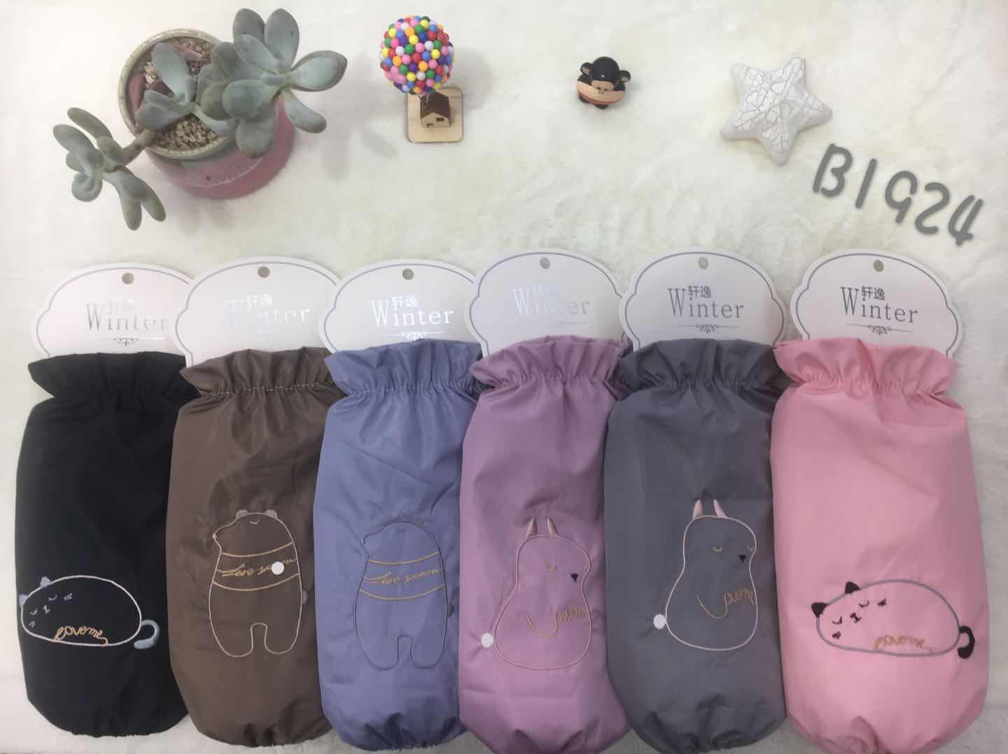 Embroidered sleeve covers details Picture