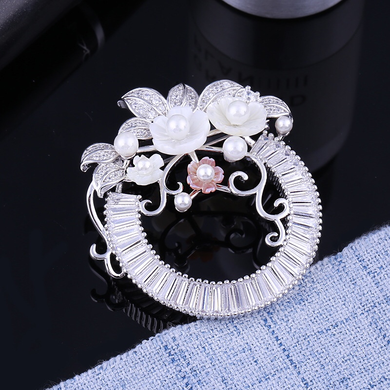 High-end shell flower zircon brooch, Korean creative jewelry gift pin Application Scenario