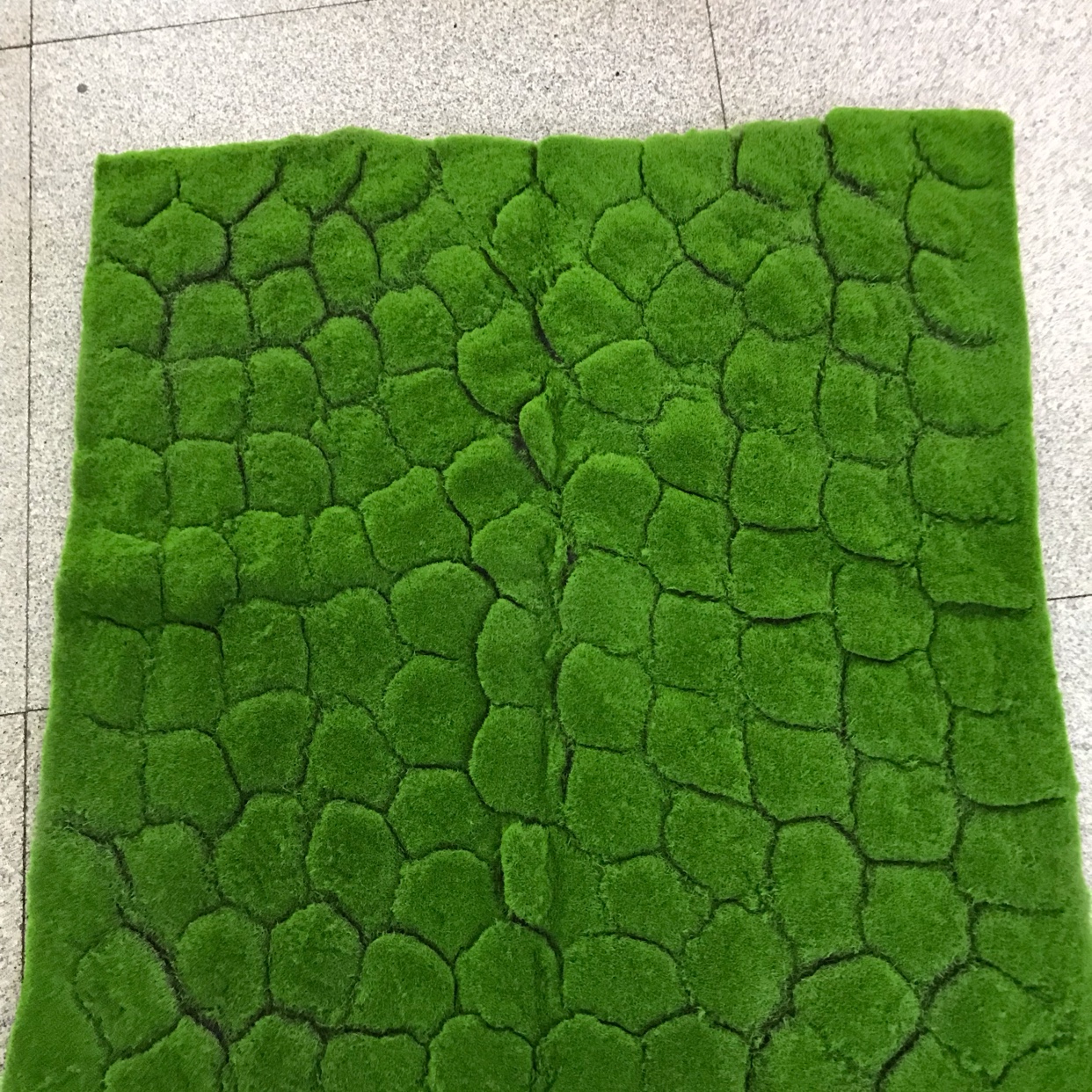 For the background decoration of the living room, the first choice for artificial plant decoration is artificial moss with large cracks details Picture