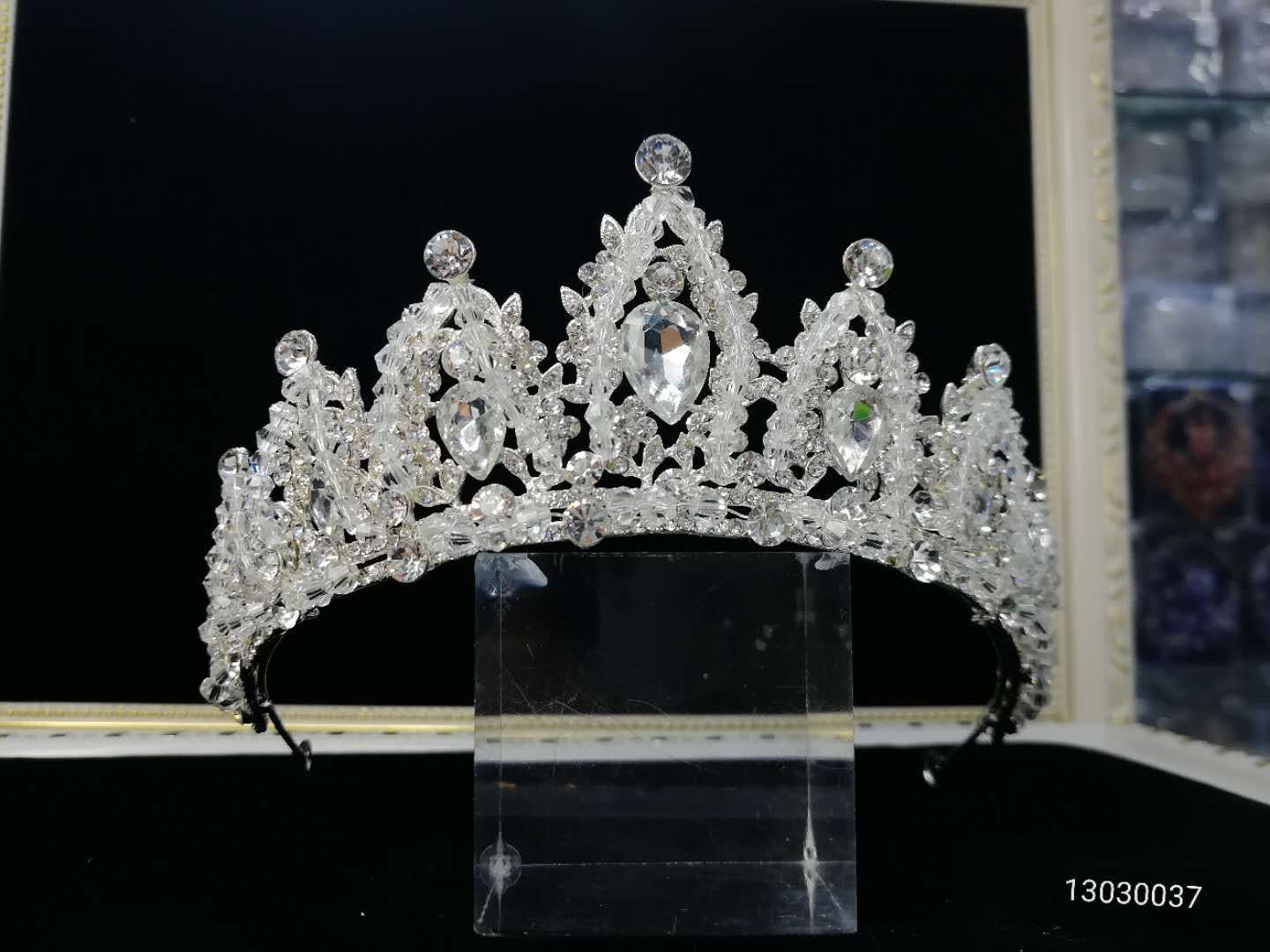Hot-selling alloy and handcrafted half-crown in stock details Picture