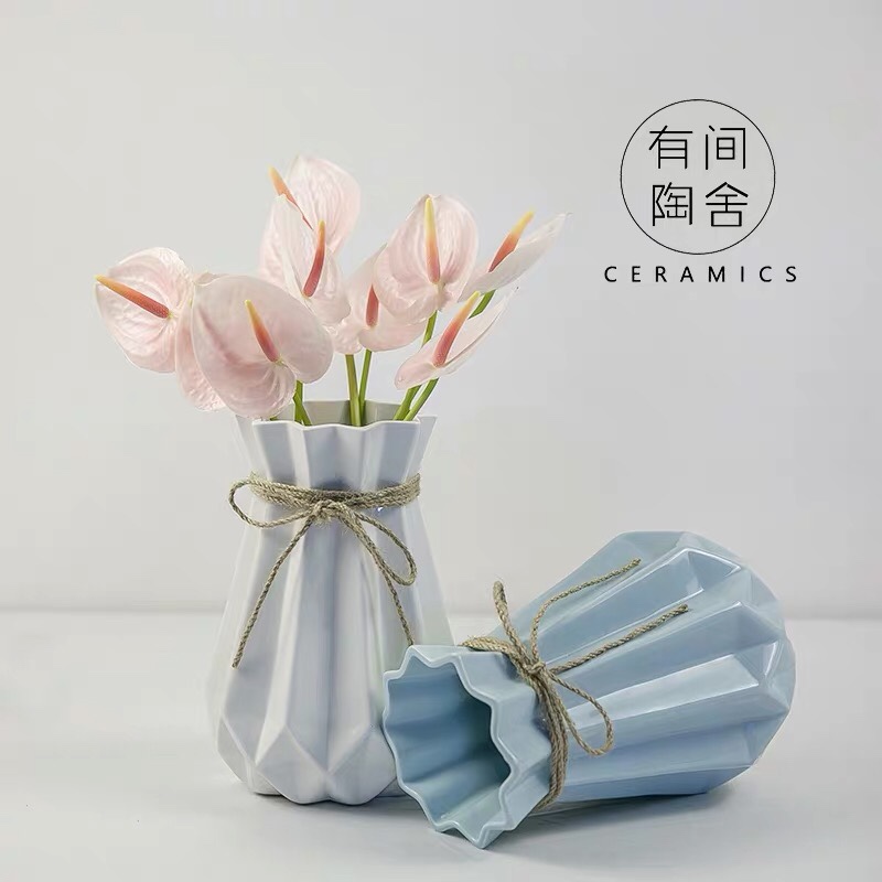 Modern and simple ceramic vase with small and fresh decorations thumbnail