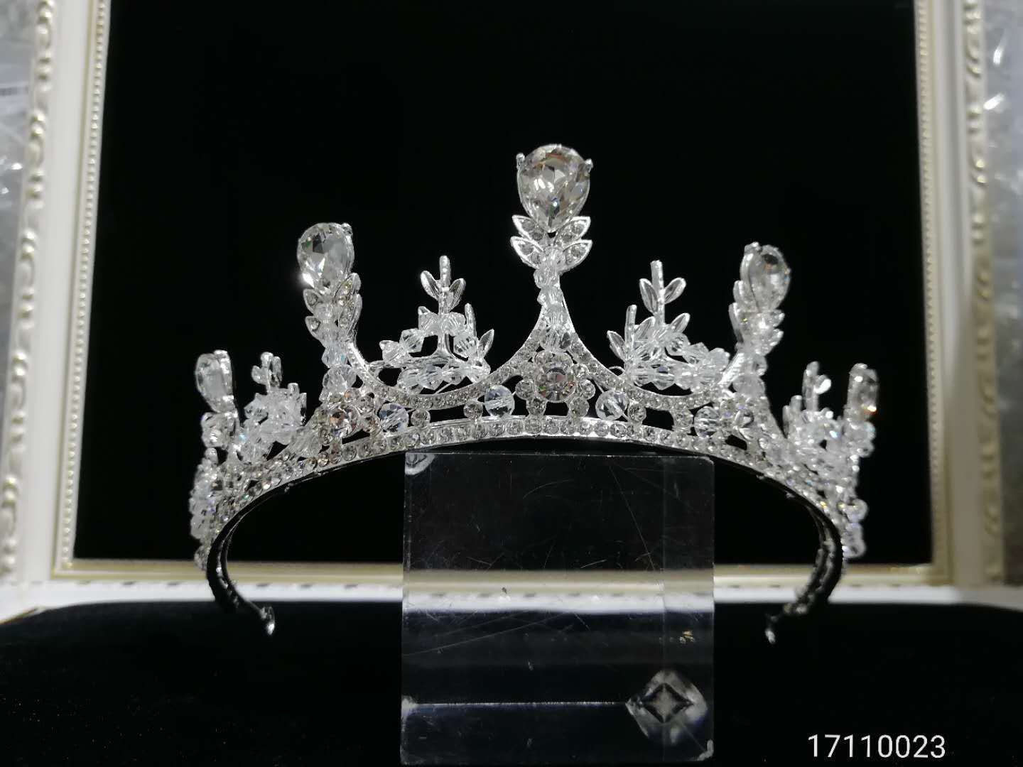 Alloy and handcrafted half-crown exquisite style, a hot-selling item in stock