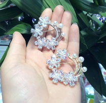 Sweet and elegant temperament sparkles brooch lady coat sweater brooch adornment brooch matches adorn article