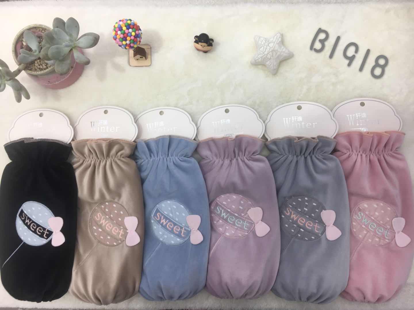 Embroidered sleeve covers Specification image