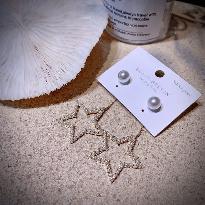 2 Wear five-pointed star earrings thumbnail