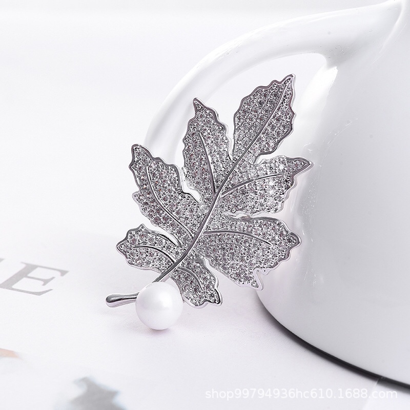 New forest-themed maple leaf-shaped trendy brooch, Japanese and Korean fashion accessories details Picture