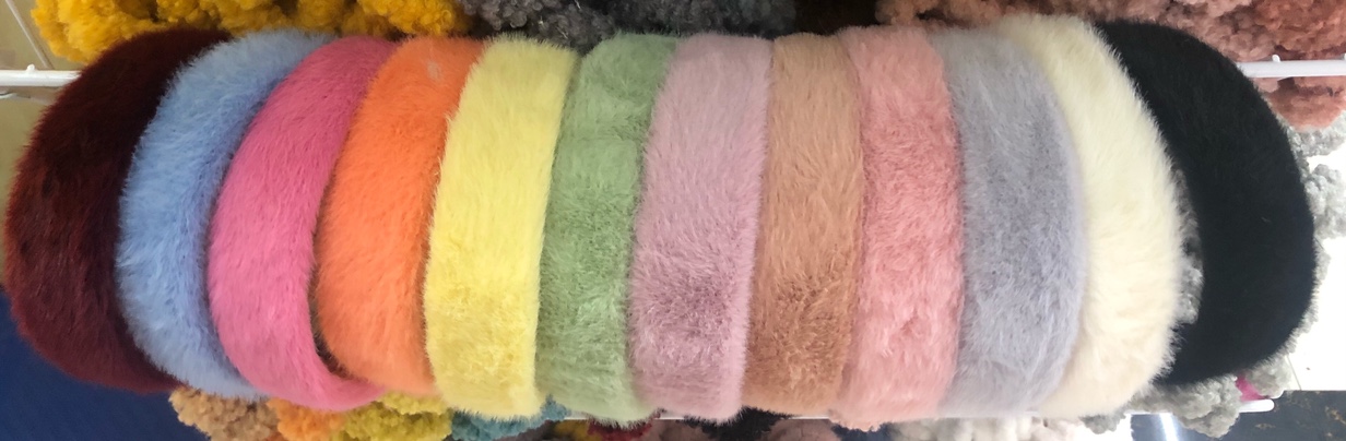 The sweet macaron-colored plush hair band from South Korea is a versatile solid-color trendy hair band