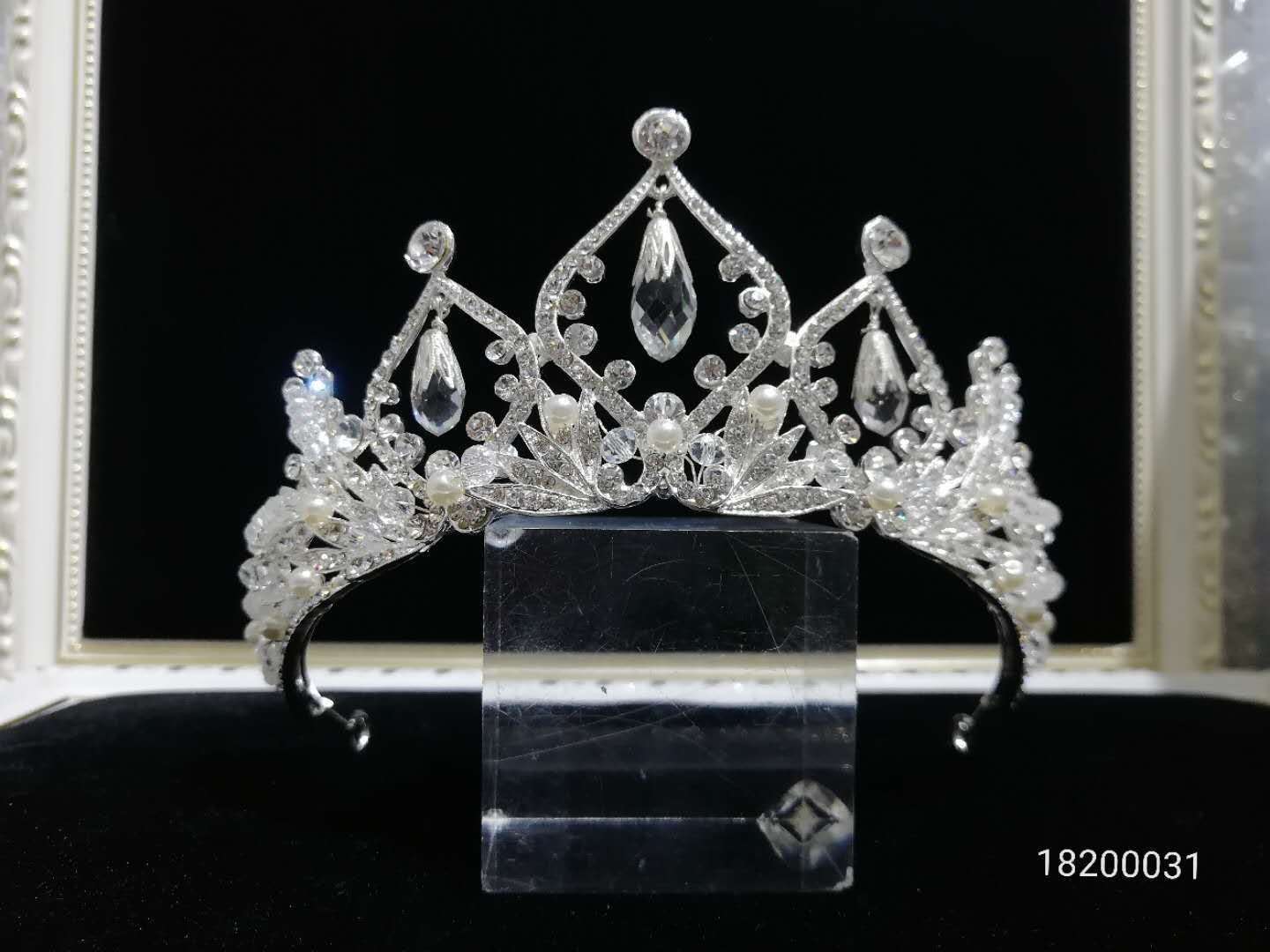 Alloy and handcrafted half-crown exquisite style, a best-selling item in stock