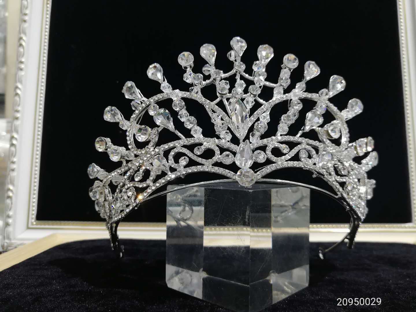Alloy and handcrafted headwear for the bride's wedding crown details Picture