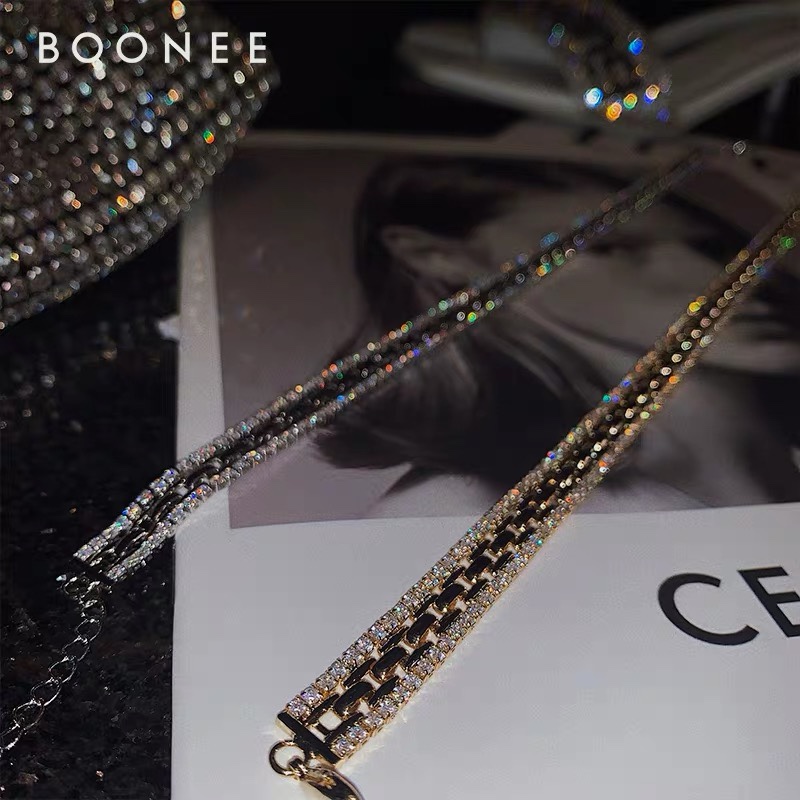 A light luxury diamond-encrusted necklace with a niche design sense for women, a fashionable and individual collarbone chain, and an ins style accessory for women's trendiness Application Scenario