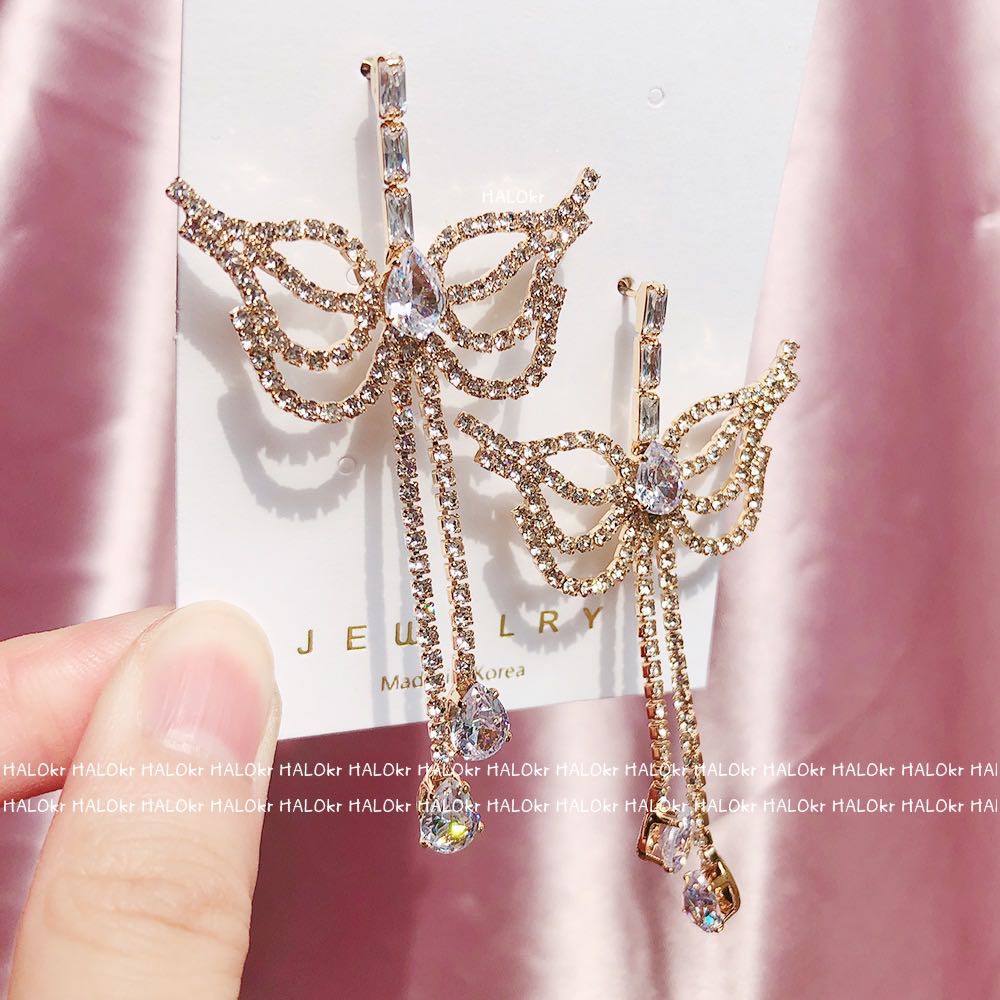 Authentic Dongdaemun fine sparkling white diamond upturned butterfly wings elegant two-diamond tassel stud earrings from South Korea