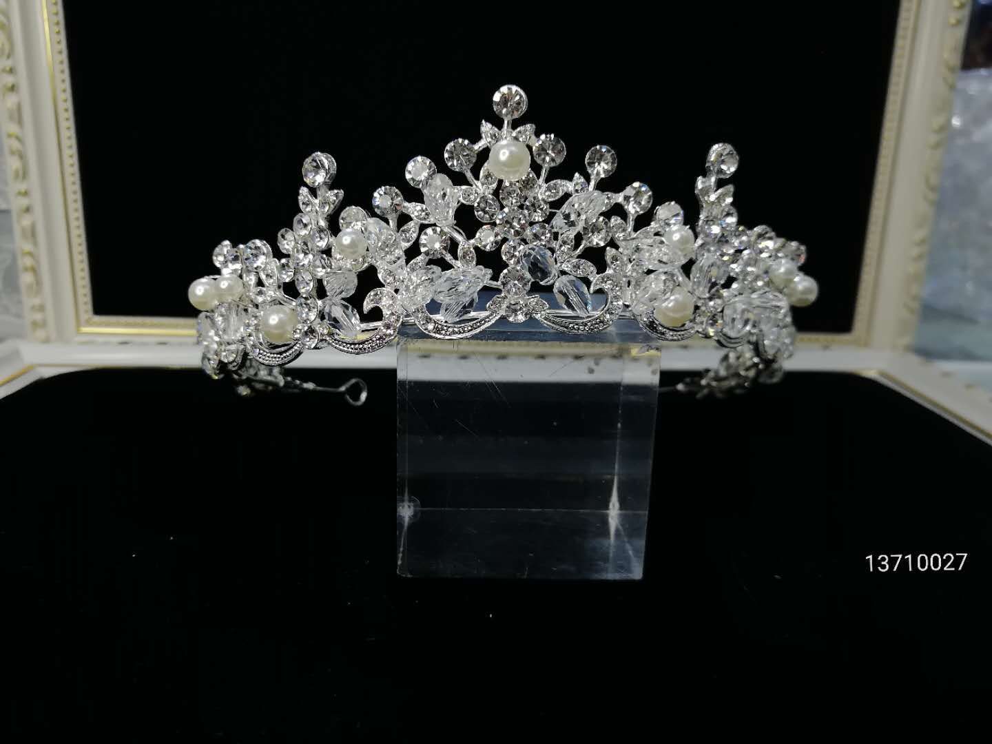 Alloy and handcrafted exquisite wedding bride's crown details Picture