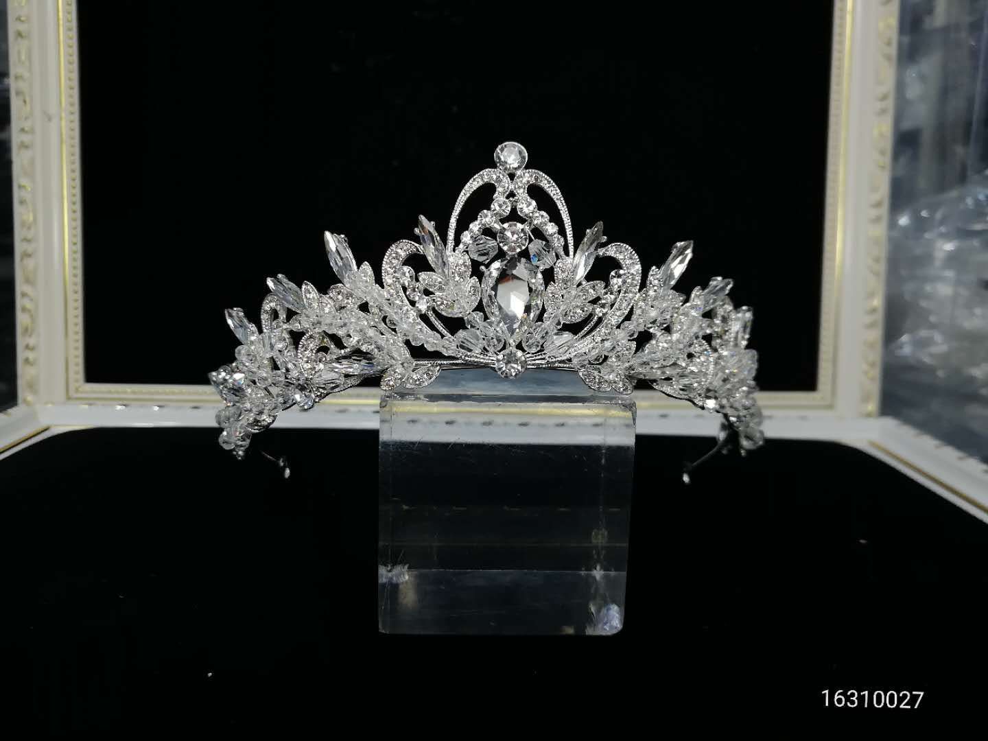 Alloy and handcrafted half-crown exquisite style in stock details Picture
