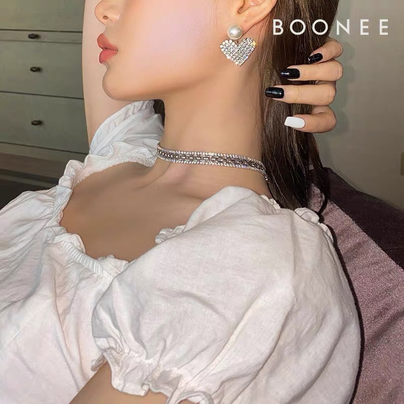 A light luxury diamond-encrusted necklace with a niche design sense for women, a fashionable and individual collarbone chain, and an ins style accessory for women's trendiness details Picture