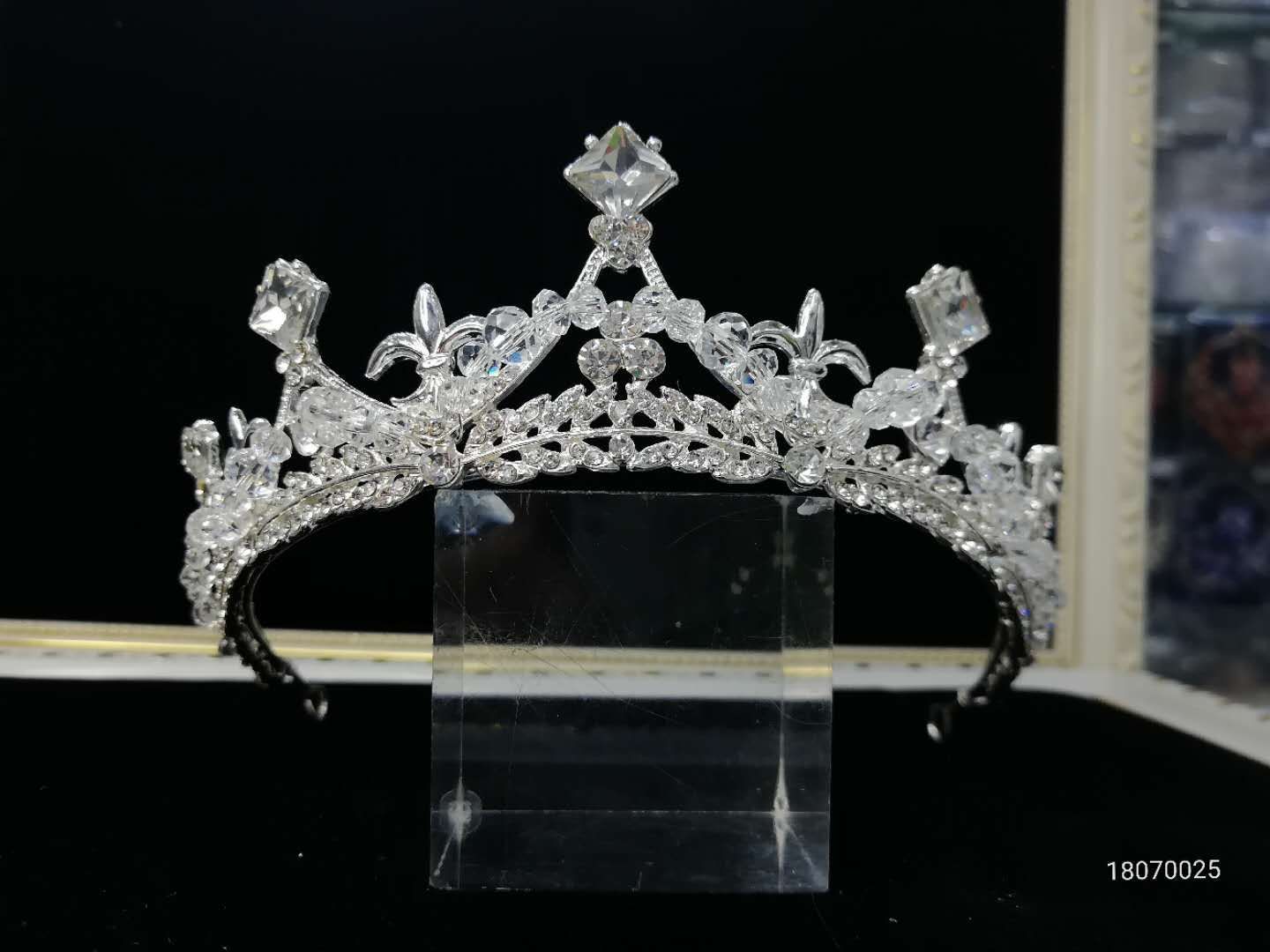 Alloy and handcrafted half-crown exquisite style