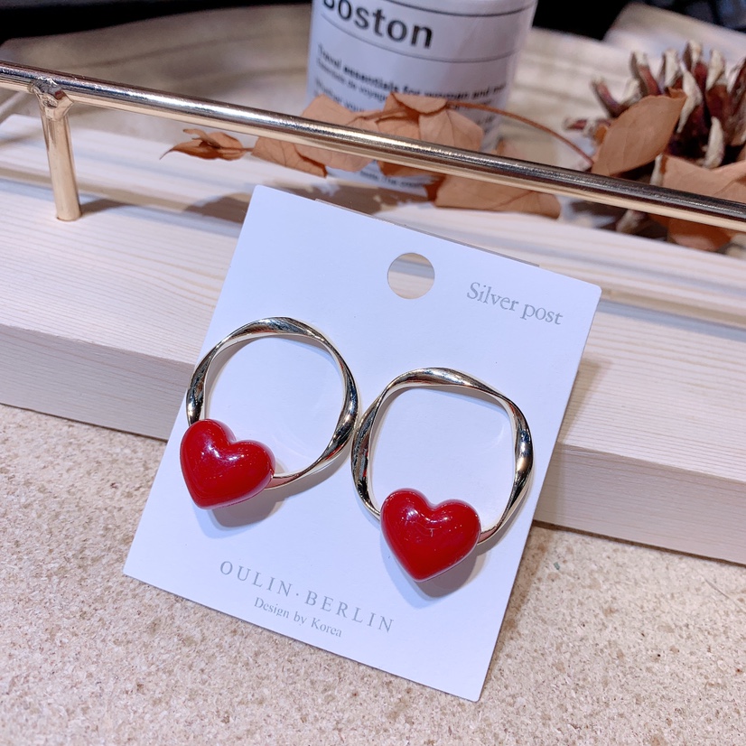 Character earrings with a heart details Picture
