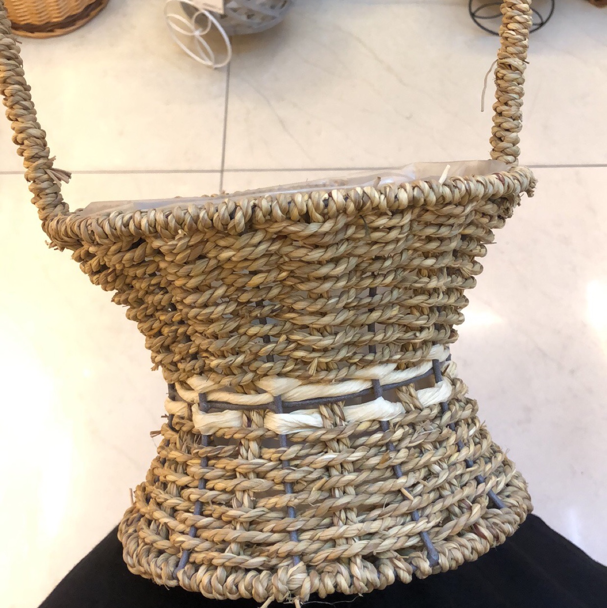Qingling Craft Woven handcrafted waist-cinching hand-held straw basket figurines for home decoration as gifts