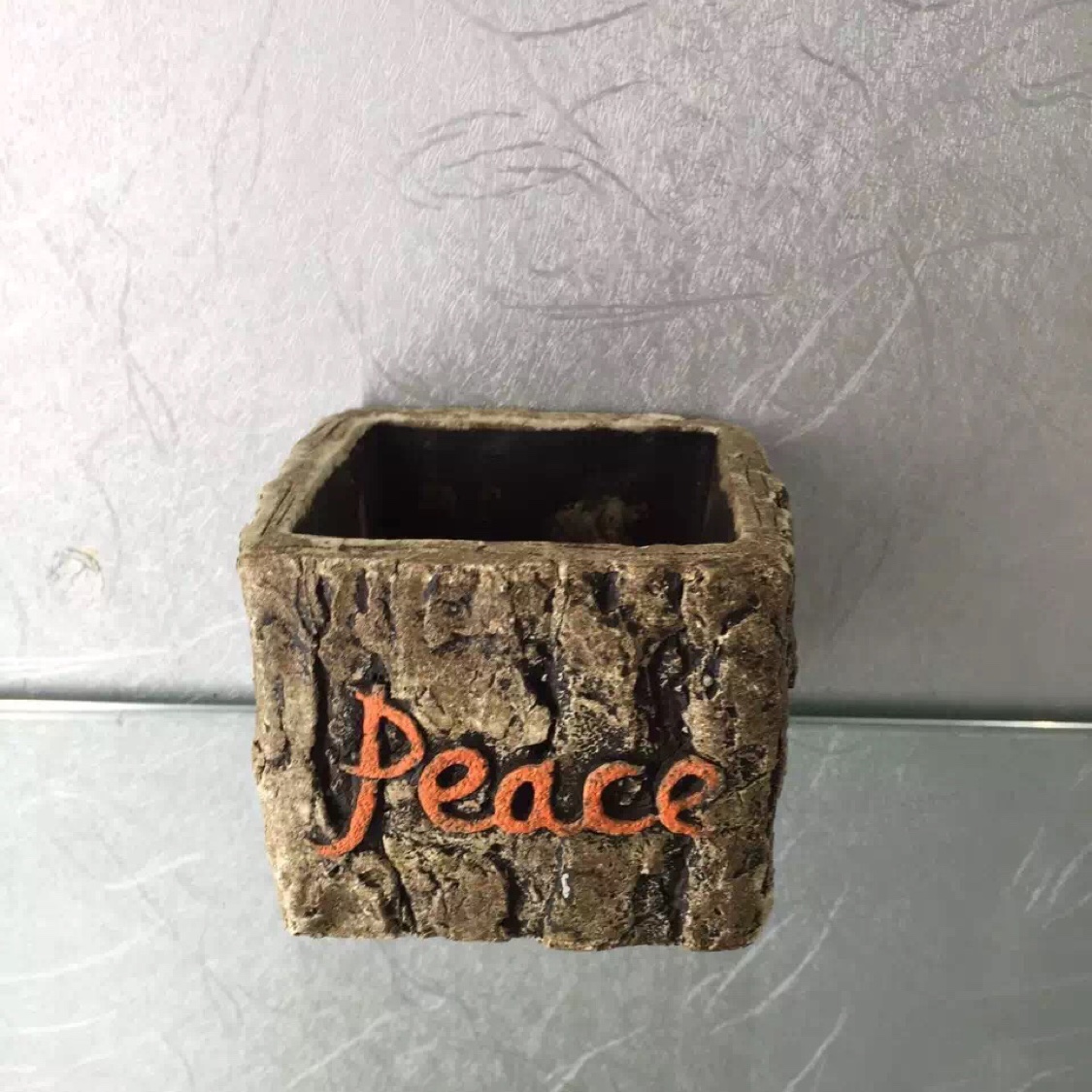 The old succulent pot made of imitation raw wood cement with bark patterns and letters is a popular flowerpot for home gardening. It is a classic and best-selling tree head pattern flowerpot details Picture