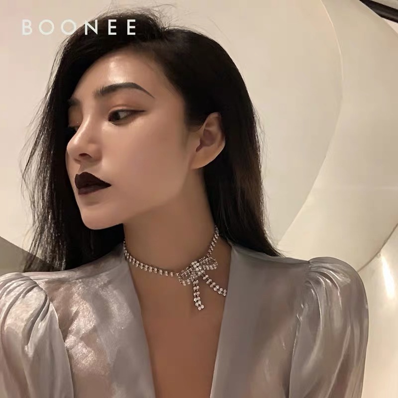 Super fairy-like full diamond three-dimensional bow short necklace, forest-themed, versatile and elegant choker necklace for women Application Scenario