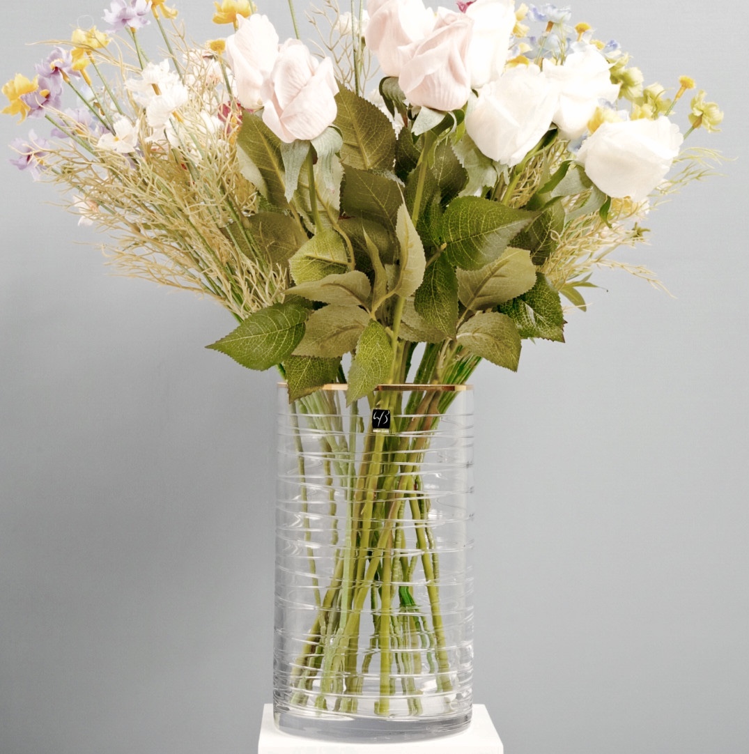 Direct sales and wholesale of Nordic minimalist, light luxury hand-painted, wire-wound, thickened transparent glass vases and creative home decoration items from the manufacturer Item Picture