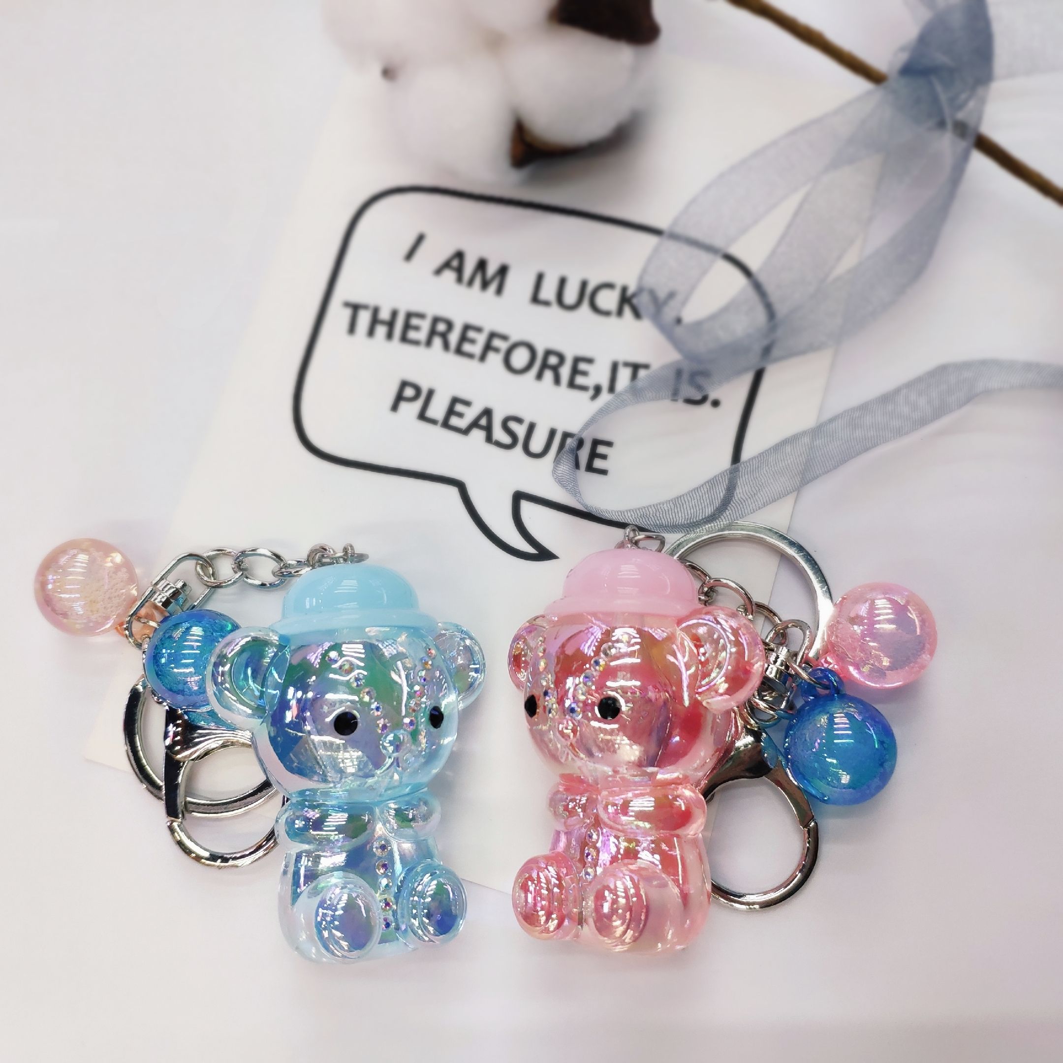 Aizhu jewelry, colorful hats, bear bears, transparent white-plated acrylic pendants, keychains, accessories, clothing accessories