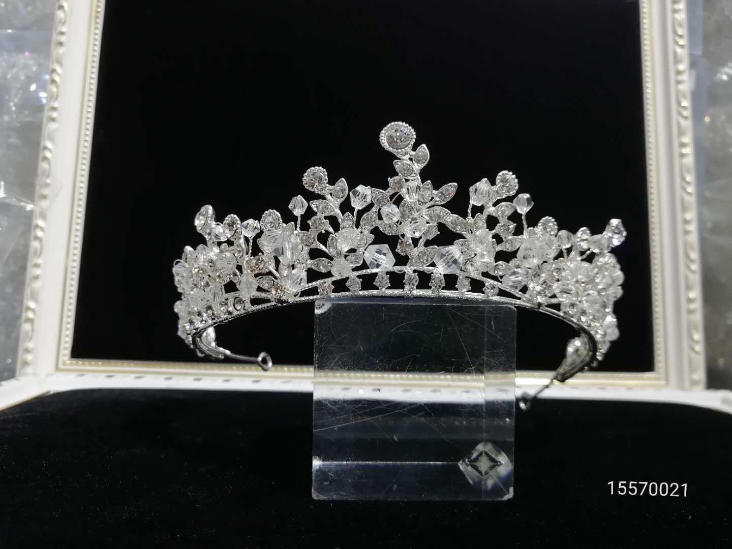 The exquisite alloy and handcrafted half-crown style is selling well