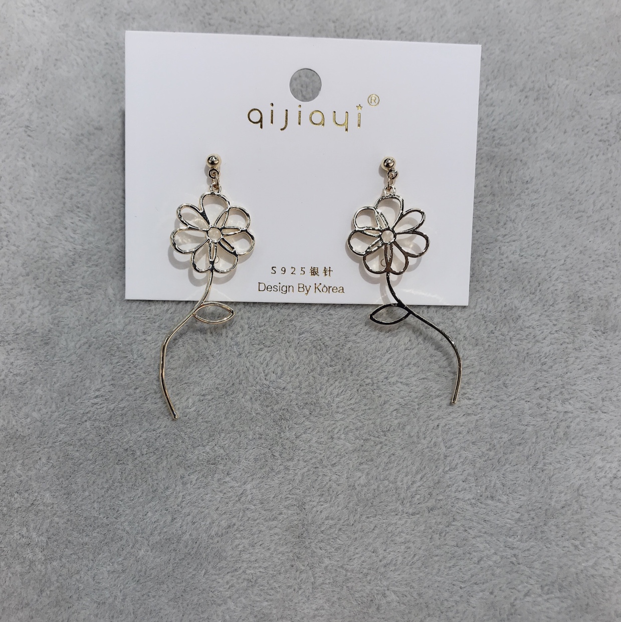 Gold stud earrings thumbnail
