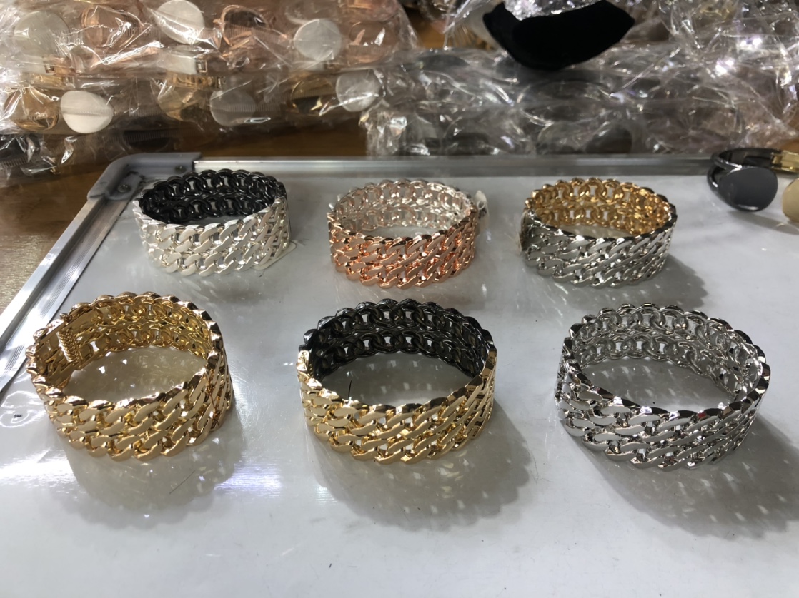 The chain bracelet thumbnail
