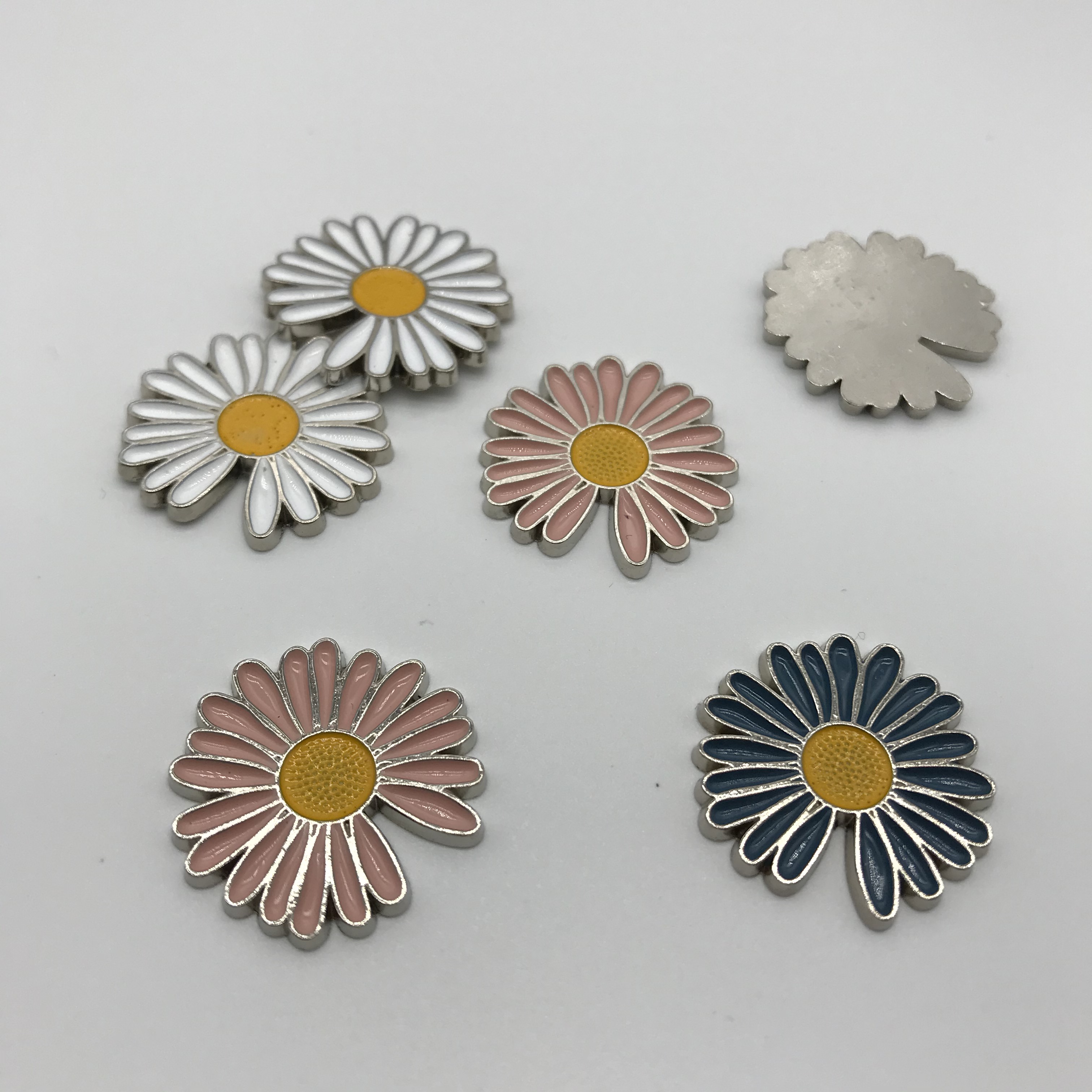 New alloy small Daisy painted pendant, butterfly buckle, chest buckle, clothing, luggage and other accessories detail image 5