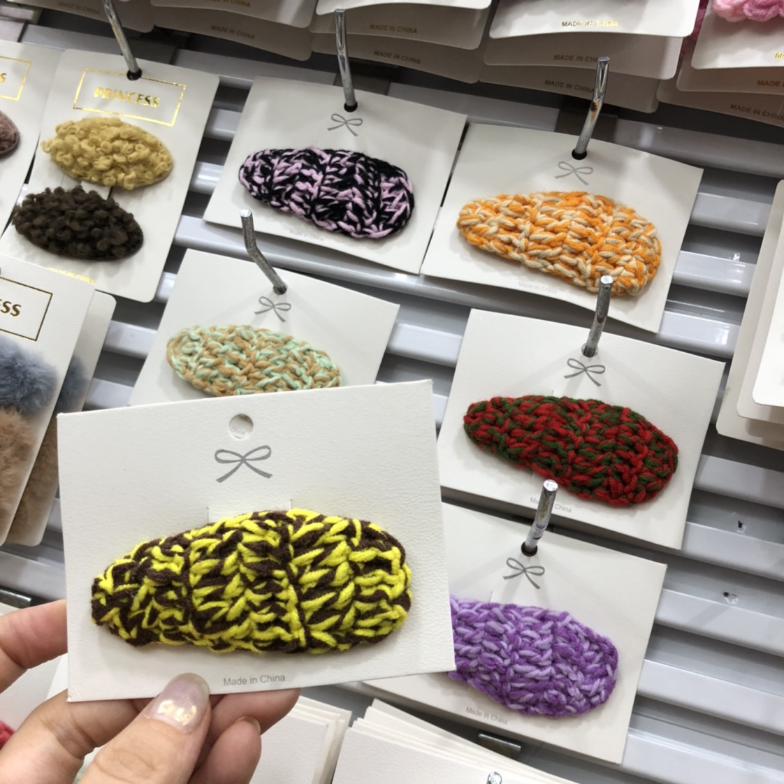 Big wool hairpin thumbnail