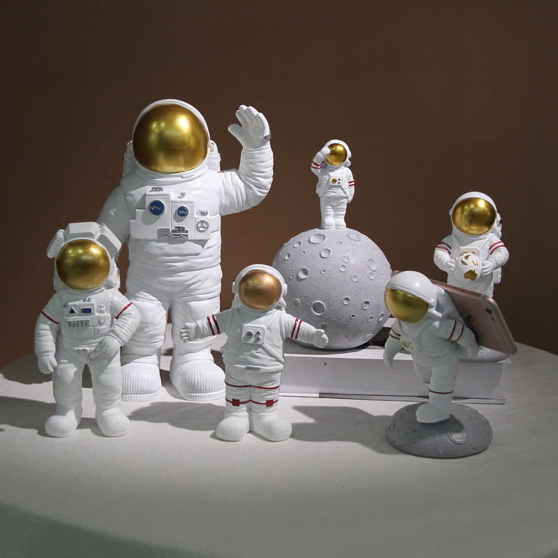 Creative astronaut figurine, Nordic cartoon astronaut resin handicraft, "The Wandering Earth" desktop decoration and display details Picture