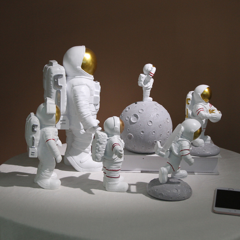 Creative space hand frame ornaments, Nordic cartoon astronaut resin handicrafts, "The Wandering Earth" desktop decoration and display Specification image